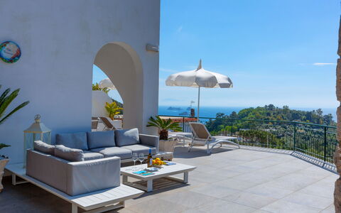 Villa Nerano: Möbel, Stuhl, Gartenmöbel, Tabelle, Blumentopf, Meer, Resort, Zimmerpflanze, Eco Hotel, Schatten