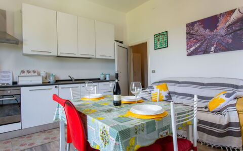 Elena: Möbel, Interior Design, Wohnung, Flooring, Fussboden, Zuhause, Zimmer, Stuhl, Bett, Schlafzimmer