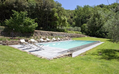 Villa Sole: Pflanze, Eigentum, Pflanzengemeinschaft, Schwimmbad, Wasser, Himmel, Schatten, Rechteck, Gartenmöbel, Gras