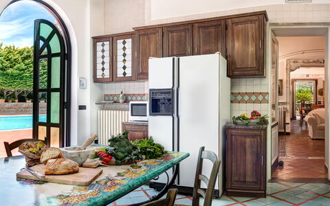 Palazzo Villa Dei Nobili: Cabinetry, Möbel, Countertop, Grün, Holz, Pflanze, Küche, Interior Design, Fenster, Wohnzimmer
