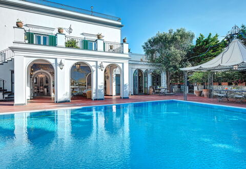 Palazzo Villa Dei Nobili: Wasser, Himmel, Pflanze, Eigentum, Azurblau, Schwimmbad, Gewässer, Tür, Gebäude, Baum