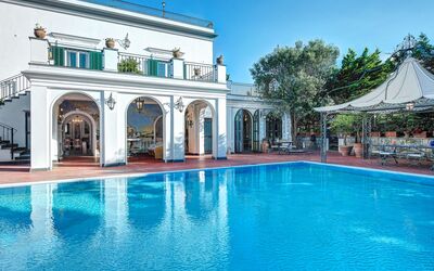 Palazzo Villa Dei Nobili: Wasser, Himmel, Pflanze, Eigentum, Azurblau, Schwimmbad, Gewässer, Tür, Gebäude, Baum