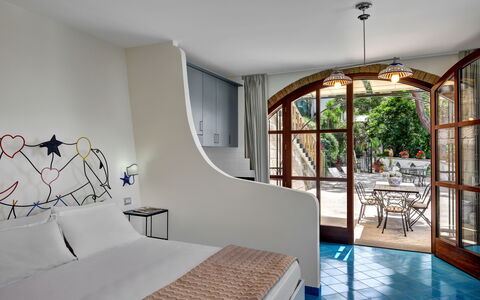 Appartamento Lobra: Wasser, Möbel, Eigentum, Azurblau, Komfort, Pflanze, Interior Design, Schatten, Holz, Fussboden