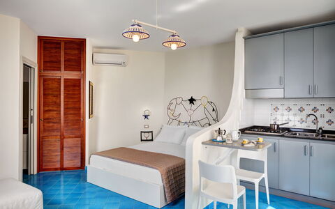 Appartamento Lobra: Eigentum, Sinken, Cabinetry, Blau, Azurblau, Komfort, Holz, Interior Design, Die Architektur, Tür
