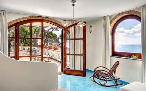 Appartamento Lobra: Gebäude, Eigentum, Fenster, Möbel, Holz, Schatten, Stuhl, Komfort, Interior Design, Zimmerpflanze