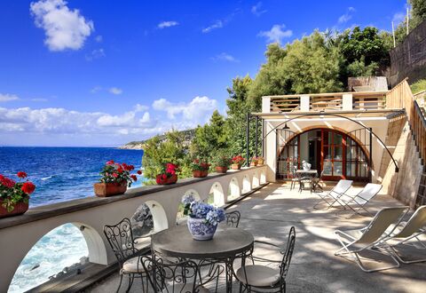 Appartamento Lobra: Himmel, Wolke, Wasser, Eigentum, Möbel, Pflanze, Blau, Blume, Stuhl, Azurblau