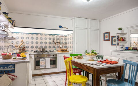 Country Lemonvilla: Tabelle, Cabinetry, Eigentum, Möbel, Countertop, Küche, Beleuchtung, Interior Design, Orange, Flooring
