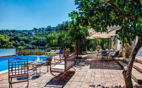 Country Lemonvilla: Himmel, Pflanze, Möbel, Wasser, Gartenmöbel, Baum, Schatten, Gebäude, Freizeit, Urban Design