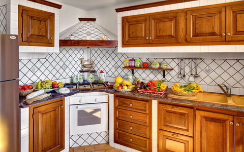 La Villa Dell'olio: Countertop, Cabinetry, Eigentum, Möbel, Küche, Holz, Schublade, Interior Design, Flooring, Holzbeize
