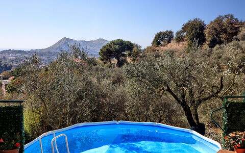 La Villa Dell'olio: Wasser, Himmel, Pflanzengemeinschaft, Pflanze, Natürliche Landschaft, Baum, Freizeit, Landschaft, Grundeigentum, Berg