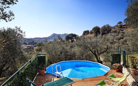 La Villa Dell'olio: Himmel, Wasservorräte, Wasser, Berg, Blatt, Azurblau, Pflanze, Schwimmbad, Baum, Natürliche Landschaft
