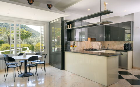 Villa Antonietta: Cabinetry, Möbel, Countertop, Eigentum, Tabelle, Gebäude, Stuhl, Küche, Holz, Beleuchtung