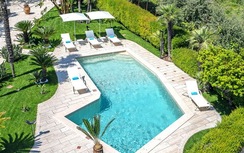 Villa Antonietta: Wasser, Pflanze, Schwimmbad, Baum, Freizeit, Ferienort, Gartenmöbel, Grundeigentum, Landschaft, Urban Design