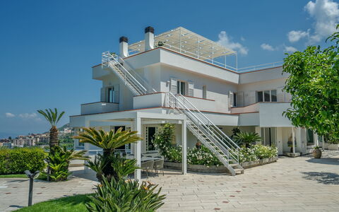Villa Antonietta: Himmel, Pflanze, Eigentum, Gebäude, Fenster, Wolke, Baum, Wohngebiet, Haus, Tür