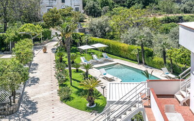 Villa Antonietta: Pflanze, Wasser, Eigentum, Schwimmbad, Baum, Gebäude, Urban Design, Vegetation, Gras, Freizeit