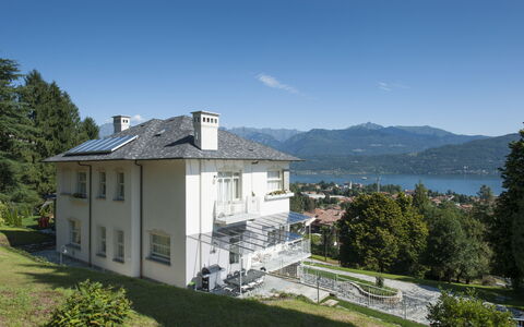 Villa Ermelinda: Himmel, Pflanze, Eigentum, Gebäude, Wasser, Baum, Wolke, Fenster, Berg, Wohngebiet