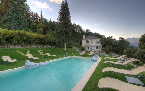 Villa Ermelinda: Wasser, Himmel, Pflanze, Wolke, Baum, Schwimmbad, Gebäude, Natürliche Landschaft, Gras, Freizeit