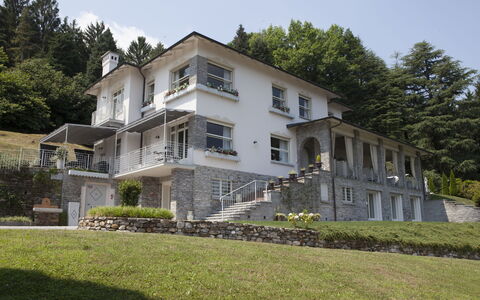 Villa Ermelinda: Pflanze, Himmel, Gebäude, Eigentum, Fenster, Baum, Haus, Grundstueck, Tür