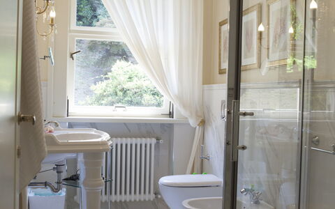 Villa Ermelinda: Möbel, Eigentum, Badewanne, Armatur, Holz, Pflanze, Badezimmer, Vorhang, Interior Design