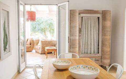 Villa Giunone: Holz, Dishware, Servierware, Fussboden, Interior Design, Eigentum, Zimmer, Flooring, Tabelle, Hartholz