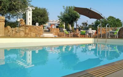 Villa Giunone: Schwimmbad, Eigentum, Wasser, Grundeigentum, Regenschirm, Azurblau, Aqua, Reflexion, Resort, Schatten