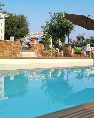 Villa Giunone: Schwimmbad, Eigentum, Wasser, Grundeigentum, Regenschirm, Azurblau, Aqua, Reflexion, Resort, Schatten