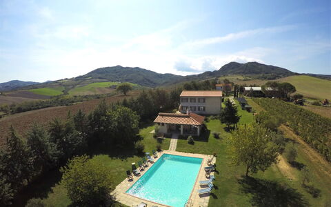 Agriturismo Le Selvole: Himmel, Wasser, Wolke, Eigentum, Pflanze, Gebäude, Berg, Baum, Grundstueck, Gewässer