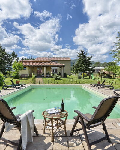 Agriturismo Le Selvole: Wolke, Wasser, Himmel, Möbel, Schwimmbad, Pflanze, Natur, Baum, Tabelle, Schatten