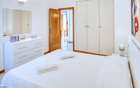 Luigina - Levanto: Zimmer, Holz, Eigentum, Bett, Textil, Interior Design, Fussboden, Linens, Wand, Tür