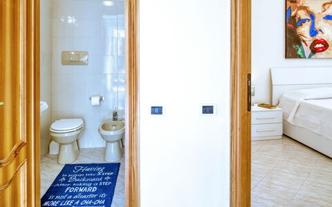 Luigina - Levanto: Zimmer, Interior Design, Eigentum, Fussboden, Wand, Bad Sink, Armatur, Flooring, Bett, Fliese