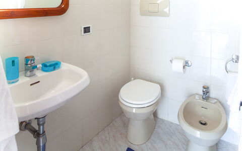 Luigina - Levanto: Blau, Armatur, Grün, Die Architektur, Bad Sink, Zimmer, Wand, Eigentum, Lila, Interior Design