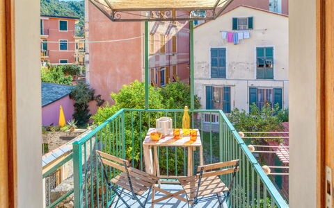 Luigina - Levanto: Nachbarschaft, Grundeigentum, Wohngebiet, Zuhause, Haus, Balkon, Veranda, Farbe, Hinterhof