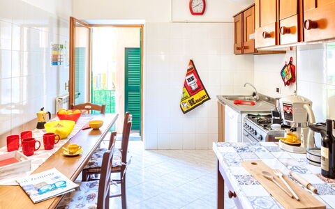 Luigina - Levanto: Zimmer, Beleuchtung, Interior Design, Gelb, Tabelle, Interior Design, Decke, Light Fixture, Orange, Küche