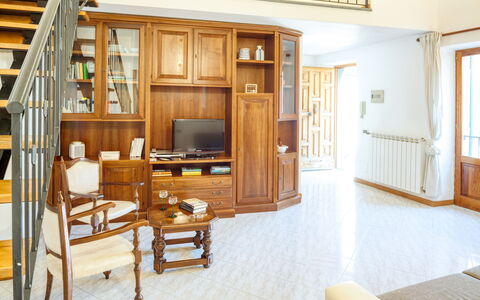 Luigina - Levanto: Holz, Zimmer, Interior Design, Hartholz, Schrank, Holzbeize, Schublade, Möbel, Cabinetry, Zuhause