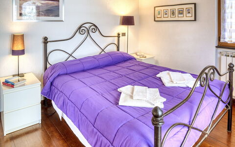 Mario - Levanto: Bett, Beleuchtung, Zimmer, Interior Design, Holz, Fussboden, Bedding, Eigentum, Wand, Schlafzimmer