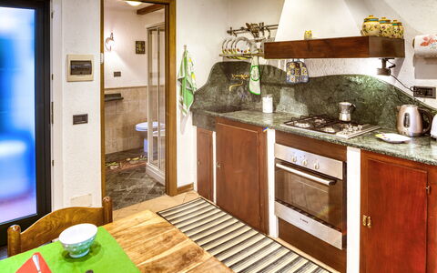 Mario - Levanto: Beleuchtung, Zimmer, Holz, Interior Design, Grün, Eigentum, Fussboden, Flooring, Armatur, Light Fixture