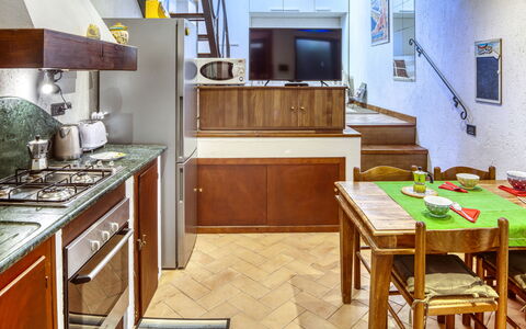 Mario - Levanto: Zimmer, Möbel, Interior Design, Schublade, Cabinetry, Küche, Fussboden, Countertop, Major Appliance, Holzbeize