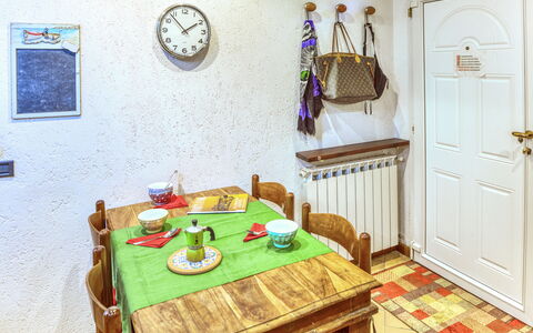 Mario - Levanto: Holz, Zimmer, Interior Design, Tür, Tabelle, Flooring, Fussboden, Esszimmer, Wand, Holzbeize