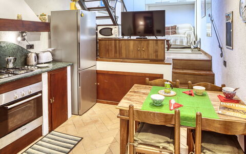 Mario - Levanto: Holz, Zimmer, Beleuchtung, Interior Design, Möbel, Tabelle, Schublade, Cabinetry, Countertop