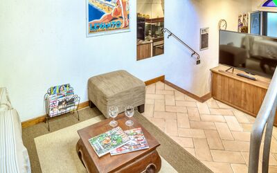 Mario - Levanto: Zimmer, Interior Design, Couch, Interior Design, Bilderrahmen, Hartholz, Wohnzimmer, Kaffetisch, Linens, Studio Couch