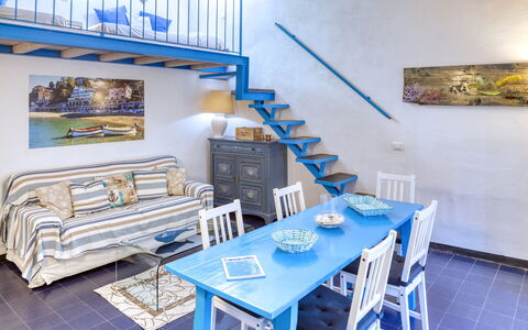 Appartamento Ivana - Levanto: Blau, Holz, Interior Design, Zimmer, Tabelle, Möbel, Treppe, Wand, Fussboden, Stuhl