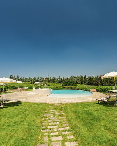Villa Sole Del Chianti: Pflanze, Himmel, Wasser, Eigentum, Baum, Azurblau, Natürliche Landschaft, Schwimmbad, Grundstueck, Gartenmöbel
