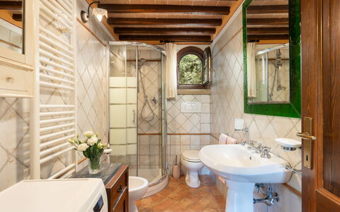 Villa Laura: Spiegel, Zapfhahn, Armatur, Pflanze, Sinken, Eigentum, Bad Sink, Interior Design, Badezimmer, Lila