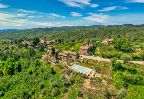 Borgo San Vincenti: Wolke, Pflanze, Himmel, Grün, Berg, Azurblau, Natürliche Landschaft, Baum, Vegetation, Einfach