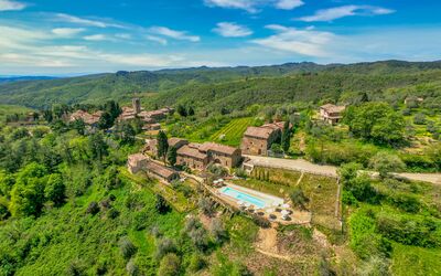 Borgo San Vincenti: Wolke, Pflanze, Himmel, Grün, Berg, Azurblau, Natürliche Landschaft, Baum, Vegetation, Einfach