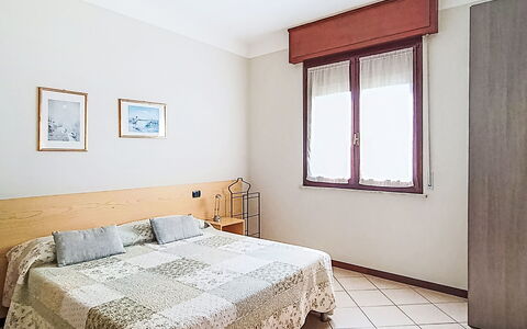 Bonatti: Bett, Bedding, Interior Design, Möbel, Schlafzimmer, Fussboden, Bettdecke, Flooring, Zimmer, Holz