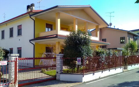 Bonatti: Pflanze, Himmel, Gebäude, Fenster, Haus, Nachbarschaft, Wohngebiet, Zaun, Tür