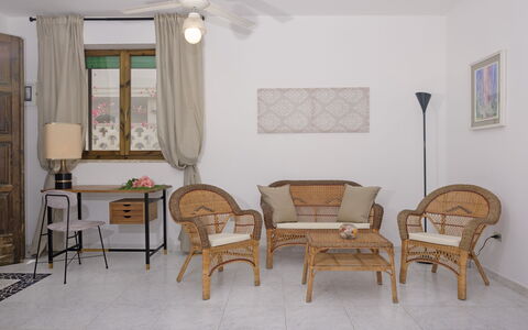 Villa Marlene: Möbel, Gebäude, Tabelle, Eigentum, Stuhl, Holz, Haus, Interior Design, Flooring, Vorhang