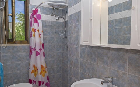 Villa Marlene: Spiegel, Sinken, Armatur, Eigentum, Fotografieren, Zapfhahn, Bad Sink, Badezimmer, Lila, Gebäude