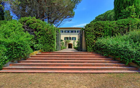 Villa Sorbaiano: Pflanze, Himmel, Eigentum, Treppe, Grün, Gebäude, Fenster, Baum, Gras, Grundeigentum